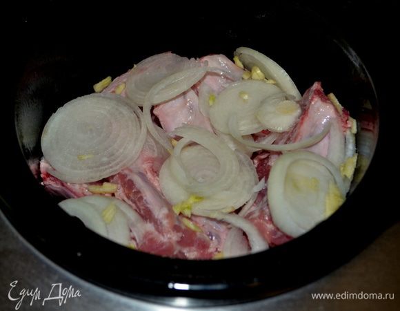 Выложим лук,свин.ребра и чеснок в слоукукер.Поставим режим на 8час.slow.Можно использовать мультиварку ,если у вас есть.