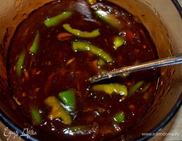 За 5 мин.до готовности свин. ребрышек.Приготовим глазурь.
В безопасной посуде для микроволновки смешаем все ингредиенты.Перемешаем хорошо.Достанем свин.ребра и выложим на тарелку, прикроем фольгой.Добавим жидкость со слоукукера 3/4 стак.в глазурь,перемешаем.И поставим в микроволновку на 2 или 2 1/2 мин.Перемешаем