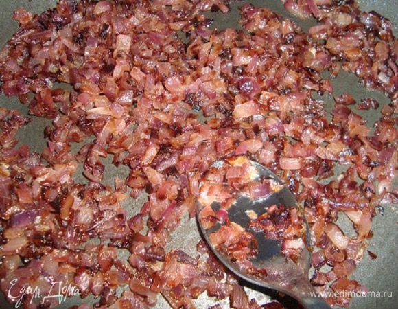 Курицу варим до готовности (я отрезала от курицы грудку, так как не люблю ее в вареном виде, остальное сварила). можно целиком тушку варить, можно сразу на кусочки порезать (я порезала сразу). в процессе варки солим по вкусу.
Мелко порезанный лук обжариваем на растительном масле до золотистого цвета.