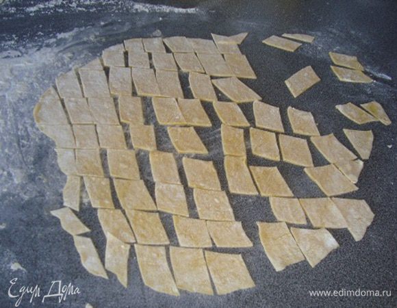 из яиц, соли и муки замешиваем довольно тугое тесто. Даем постоять минут 20.
Тесто раскатываем очень тоненькими пластами, режем на ромбики. оставляем на столешнице подсушиться минут 20.