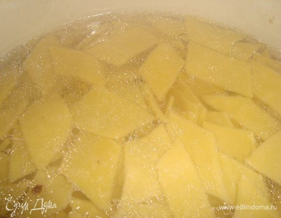 сваренную курицу вылавливаем. если варили целиком, то ломаете на кусочки.
в кипящий куриный бульон кидаем наши ромбики. варим после закипания минуты 2. вылавливаем.