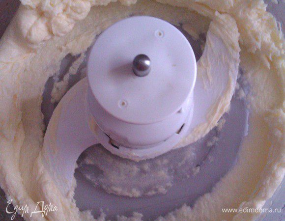 Взбить масло с сахаром.