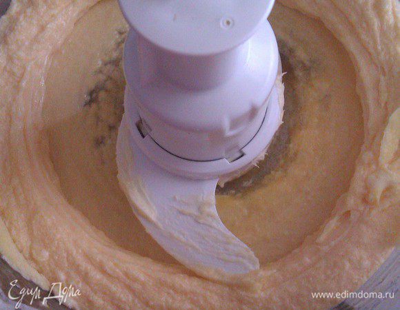 Вмешать цедру и желтки.