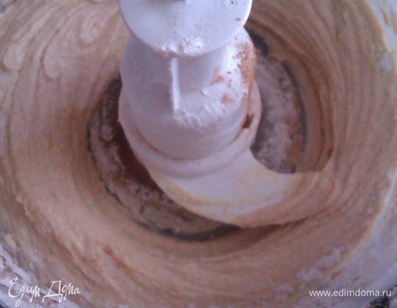 Смешать муку, крахмал, разрыхлитель, ванильный сахар и корицу, добавить к тесту.