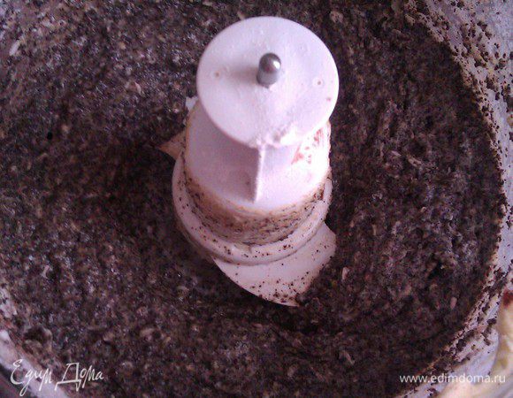 Взбить до пиков белки с щепоткой соли. В тесто всыпать мак и кокосовую стружку, аккуратно вмешать белки. Тесто сразу стало черным=))