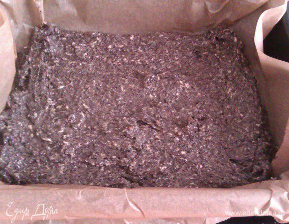 Переложить тесто в форму, застеленную бумагой. Тесто густое, поэтому ему нужно "помогать" лопаткой Нагреваем духовку до 180 град.