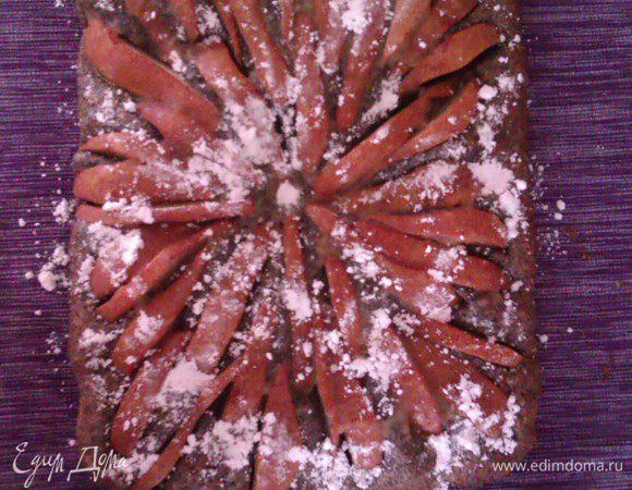 Достаем, смазываем конфитюром, можно посыпать сахарной пудрой.