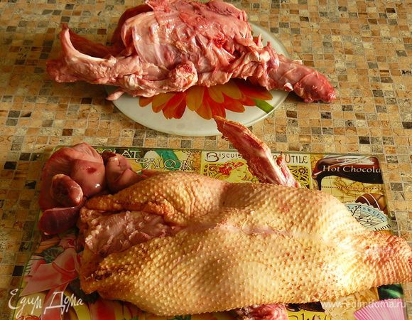 Утку вымыть, обсушить бумажными полотенцами и вырезать остов, начиная с нижней части, подрезая острым ножом места соединений мяса и кости. Не спешите и постарайтесь, чтобы не было ни одного прорыва на коже. Нижние кости голени и крылышки оставляем.