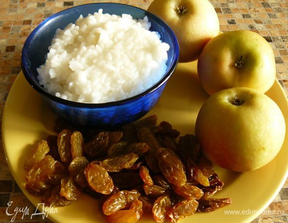 Приготовьте начинку для утки. Для этого отварите рис в подсоленной воде. Мелко нарежьте яблоки и потроха утки, промойте изюм. Соедините все ингредиенты, подсолите, поперчите, перемешайте.