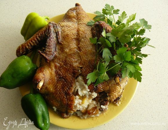 По истечении указанного времени переложите утку из формы на блюдо, украсьте свежими овощами и подавайте на стол! Приятного аппетита!