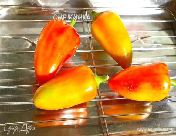 Сладкий перец кладем на решетку или противень. У меня перчик небольшой, я взяла 4 штуки. Ставим запекаться. Как только кожица сморщится, проверяем на готовность, мякоть должна стать мягкой, но не расползаться. Как Вы понимаете, запекать картофель и перцы можно одновременно.