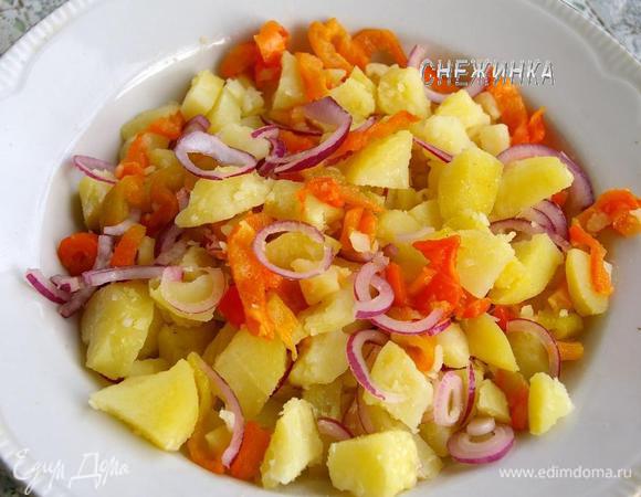 Когда готов картофель, чистим его, нарезаем кубиком. Соединяем в миске с луком и перцем.

