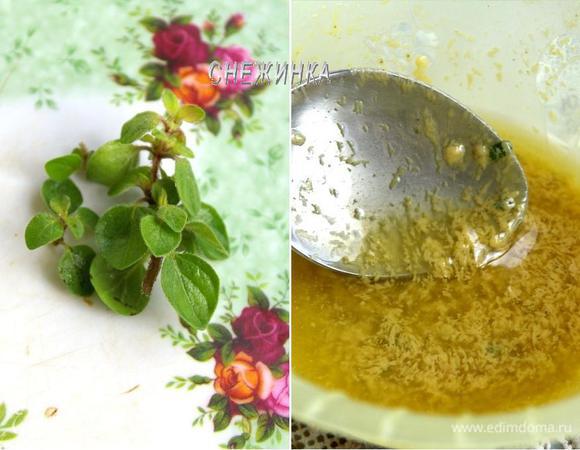 Для заправки смешиваем горчицу, оливковое масло, соль, перец, зубок чеснока, натертый на терке и измельченные листочки орегано. Лучше взбить всё венчиком до однородности.