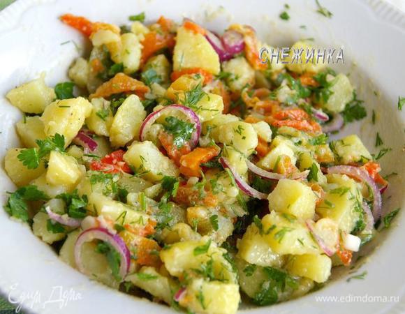 Смешиваем овощи с заправкой. Добавляем измельченную зелень.