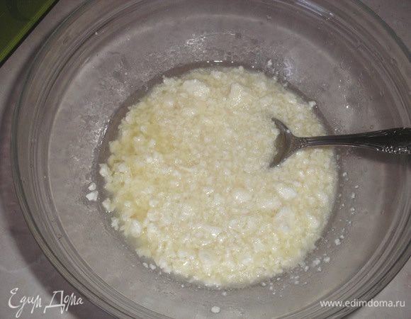 Для начала в миске размешиваем сахар, творог, ванильный сахар, разрыхлитель, растительное масло и молоко.