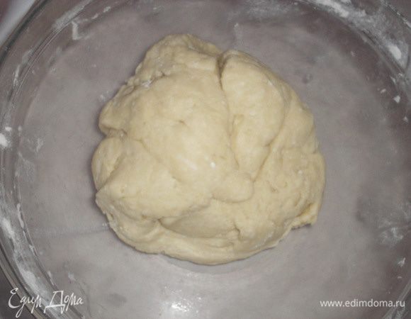 Начинаем добавлять понемногу муку и замешивать тесто. Тесто должно получиться мягким и эластичным. У меня ушло 300 г муки, вы смотрите по своему тесту, главное что-бы оно не было забитым.