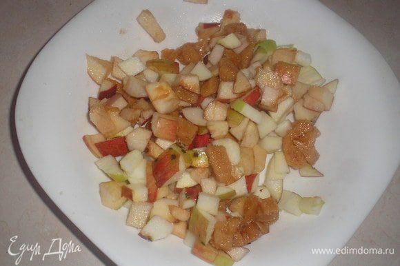 Готовим начинку: яблоки моем, чистим от семян и нарезаем небольшими кубиками. Ирис тоже нарезаем кубиком, перемешиваем с яблоками и добавляем сахар.