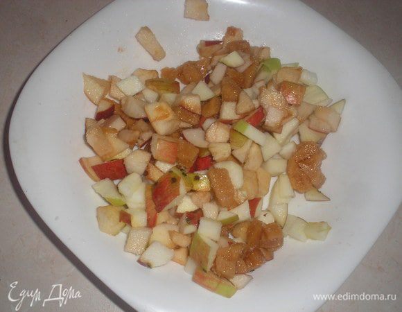 Готовим начинку: яблоки моем, чистим от семян и нарезаем небольшими кубиками. Ирис тоже нарезаем кубиком, перемешиваем с яблоками и добавляем сахар.