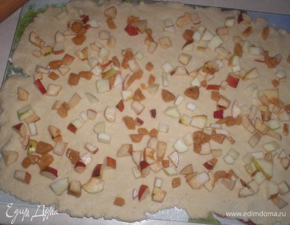 Тесто раскатываем в прямоугольник. Распределите по нему начинку.