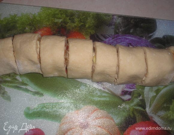 Сверните рулетом и разрежьте на 8-9 кусочков.