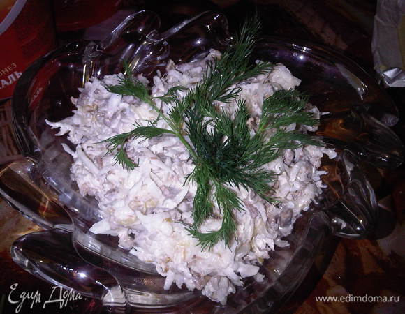 Готовый лук выложите горячим в редьку, перемешайте, добавьте мясо, майонез, соль по вкусу, перемешайте. Салат готов. Как я уже говорила, очень вкусно получается и без мяса. Приятного аппетита!