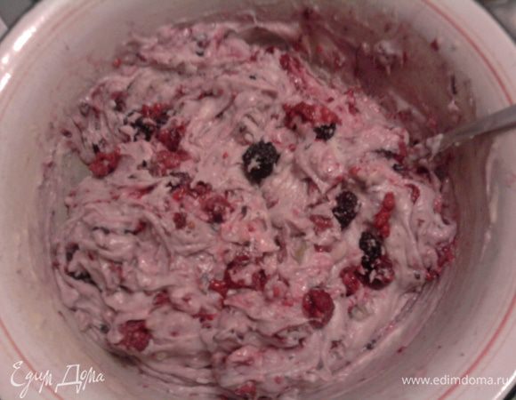 Положите ягоды и аккуратно перемешайте. Переложите массу ложкой в контейнер хлебопечки.