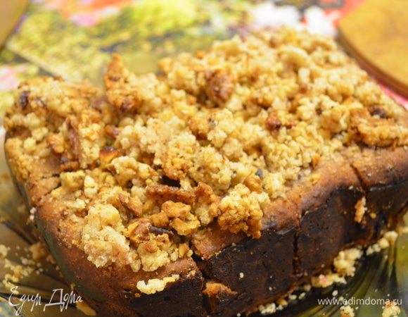 Смешайте продукты для посыпания. За 10-15 мин до окончания выпечки посыпьте пирог смесью. По окончанию выньте контейнер из хлебопечки и оставьте на 10 мин, затем переложите пирог на блюдо для остывания. Приятного аппетита! =Ъ