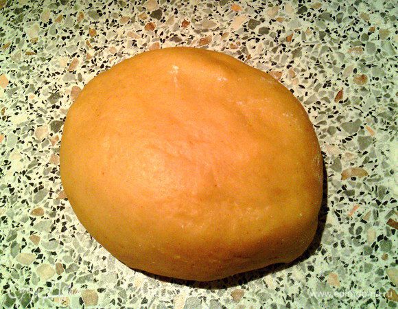 Просеять муку, насыпать горкой. В середине сделать воронку и влить в неё яйца, теплое молоко (воду) с солью и красным перцем. Замесить густое тесто и оставить на час, прикрыв полотенцем.