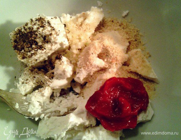 Для начинки перетереть брынзу с чесноком, сухарями, томатной пастой и перцем. Если у Вас очень малосоленая брынза, тогда начинку присолите по своему вкусу.