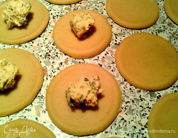 Тесто раскатать. Вырезать из него кружки 5см. диаметром (можно нарезать на квадратики).
На каждый положить немного начинки ...
