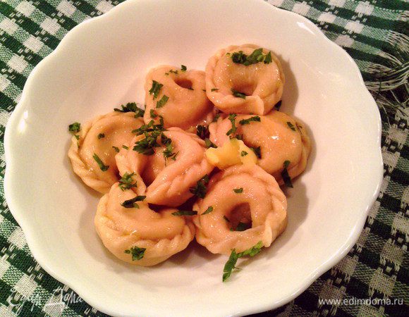 Варить равиоли в подсоленной воде.
Вынуть шумовкой, заправить маслом и присыпать зеленью (можно посыпать тёртым сыром).
Приятного аппетита :)