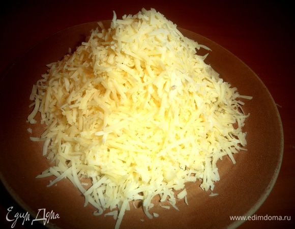 Натираем сыр на мелкой тёрке(если сыр несолёный-добавляем щепотку соли).