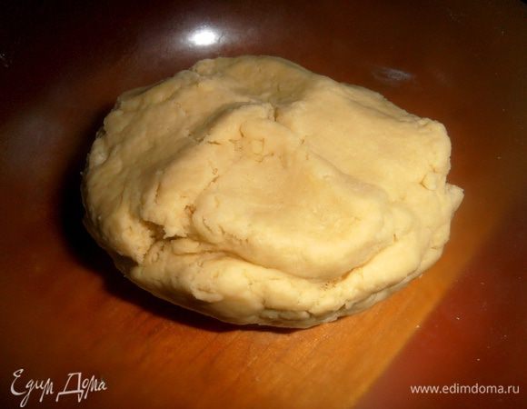 Готовое тесто заворачиваем в пищевую плёнку и отправляем в холодильник минут на 20.
