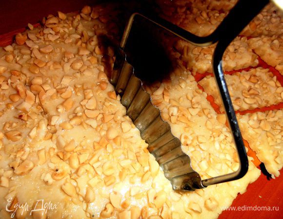 Нарезаем фигурным ножичком на кусочки по вашей фантазии.