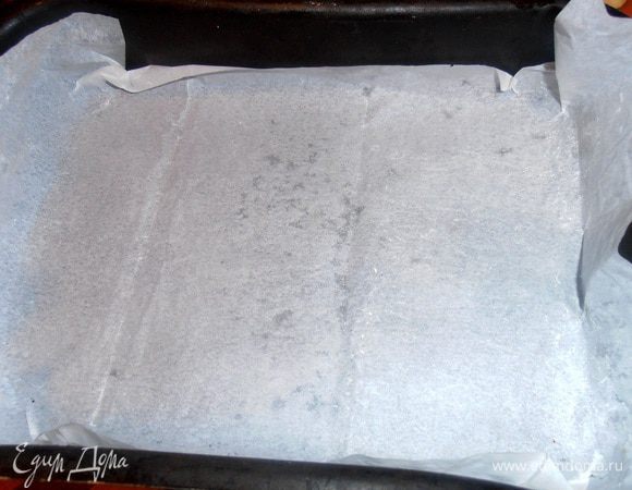 Подготавливаем бумагу для выпечки и разогреваем духовку до 180*