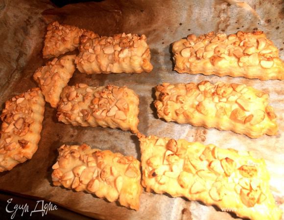 Благодаря бумаге печенье не подгорит и равномерно зазолотится!