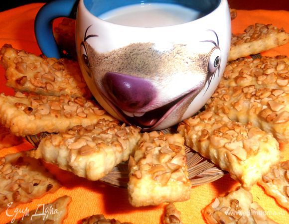 Печенье получилось полумягкое с приятным сырным ароматом и хрустящими орешками!Отличный полдник с молочком !