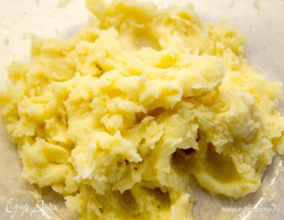 Сварить картофель и перетереть в пюре. 