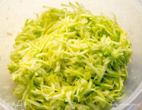 Очистить кабачки, измельчить на крупной терке, посолить и выдержать 10—15 минут. 