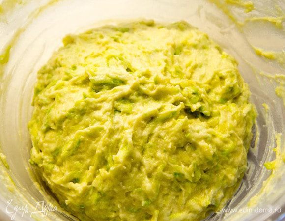 Потом слегка отжать, прибавить картофель,  накрошенные дрожжи, яйца, мелко нарезанную зелень петрушки и укропа,  и такое количество муки, чтобы получилось мягкое тесто. По желанию, одновременно с мукой можно всыпать тертый сыр или тертую брынзу. Поставить тесто в теплое место для брожения на 1 час. 