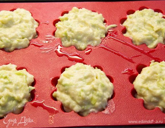 Разложить по формочкам, дать отдохнуть пол часика и выпекать 20-30 минут при 200 градусах. 