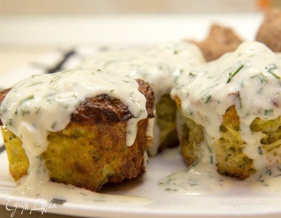 К булочкам можно подать чесночный соус.