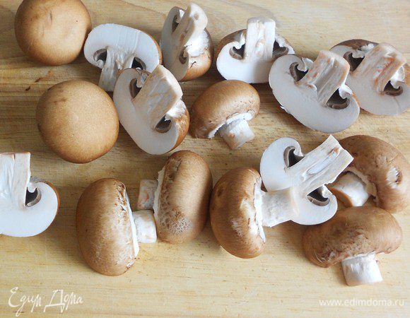 Грибы помыть, обрезать часть ножки. Мелкие разрезать пополам, крупные на несколько вертикальных пластин.