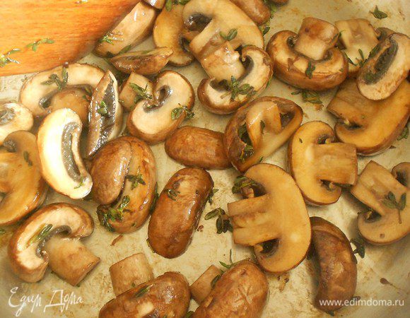 Нагреть масло в  большой сковороде, добавить  грибы и тимьян. Обжарить до золотистого цвета примерно в течении 5 мин. Отставить в сторону.