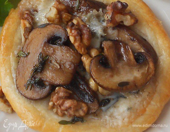 Выпекать в духовке 10-15 мин до золотистого цвета и пышности теста. 
Сервировать с зелёным салатом и луком. 