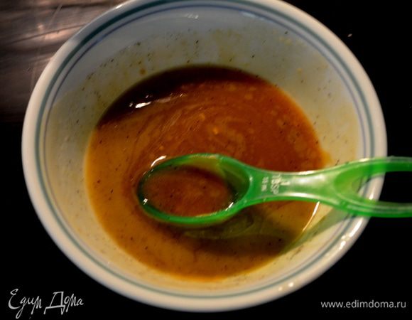 Разогреть духовку до 200 гр.
Смешать  в отдельной чаше мед,горчицу,слив.масло, вуштуер.соус, соль и перец.