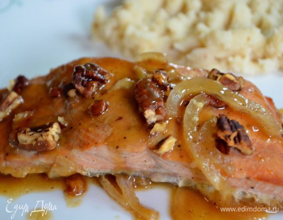 На готовую  рыбу сверху вылить остатки глазури и подавать с гарниром.