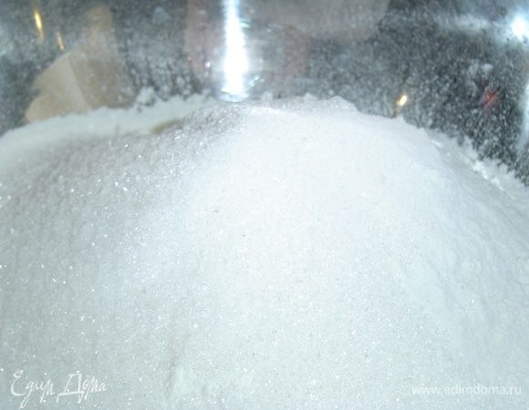 Смешиваем просеянную муку, сухое молоко, 80 г сахара, соль и перемешиваем.
Яйцо взбиваем вилкой, к нему добавляем 200 мл молока и дрожжи, перемешиваем венчиком,