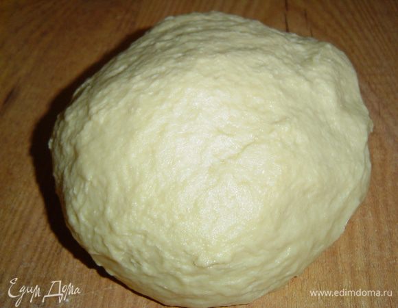 а затем молочно-яичную смесь постепенно добавляем к сухой смеси и замешиваем тесто. В это тесто вводим растопленное сливочное масло(40 г) и еще раз вымешиваем. Муку больше не добавляем, а тесто будет немного липнуть к рукам, это нормально. Тесто кладем в миску, накрываем полотенцем и оставляем подходить на 2 часа.