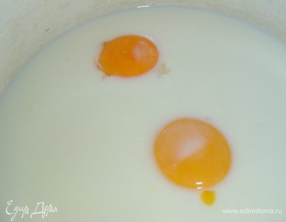 Пока тесто подходит, готовим крем. Крахмал разводим в 350 мл теплого молока, добавляем два желтка, 70 г сахара, ванильный сахар, перемешиваем и варим на среднем огне, постоянно помешивая, до того времени, когда крем начнет булькать.